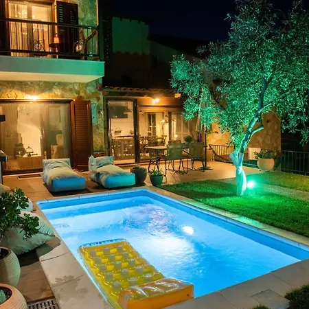 Dandy Villas Nea Roda - Melodic Waves - Private - Pool - Parking - Cellar *
